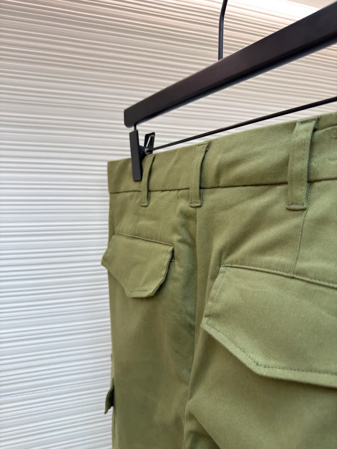 LOUIS VUITTON portrait embroidered work trousers ●Item number: 1681219-B65 ●Material: cotton twill fabric ●Technology: embroidery production ●Color: green ●Version: fitted version ●Weight: about 655 grams ●Size: 44-46-48-50 ●Description: The high cotton content ensures the fabric's excellent breathability, durability and classic workwear texture, while the twill weave gives it unique wear resistance and stiffness. The special fabric technology solves the pain points of tight and stiff traditional overalls; it provides greater freedom when moving, significantly improves wearing comfort and flexibility, and achieves a balance between function and comfort. For the embroidered portrait patch on the left, the portrait is digitally processed and converted into a line drawing blueprint that can be embroidered. A high-precision computer embroidery machine is used to perform multi-layer embroidery, and the outline, light and shade and texture details of the portrait are created by interweaving and superimposing embroidery threads of different colors. Tens of thousands of stitches and fine color transitions ensure clear lines and no unnecessary threads, making the portrait lifelike and three-dimensional. The design of the trousers combines retro workwear genes with modern deconstruction. The core lies in the neat pleat processing, which not only deconstructs the flat silhouette of the front, increases the three-dimensional sense and design level, but also visually optimizes the leg lines. Multiple flap pockets are classic workwear functional elements and the overall tough style. The overall wiring is straight and delicate, the fabric is comfortable and soft, and the color is consistent without color difference. It can be matched with the same style to create a fashionable look and control various occasions. Customized accessories, complete with three standards, same style for men and women!